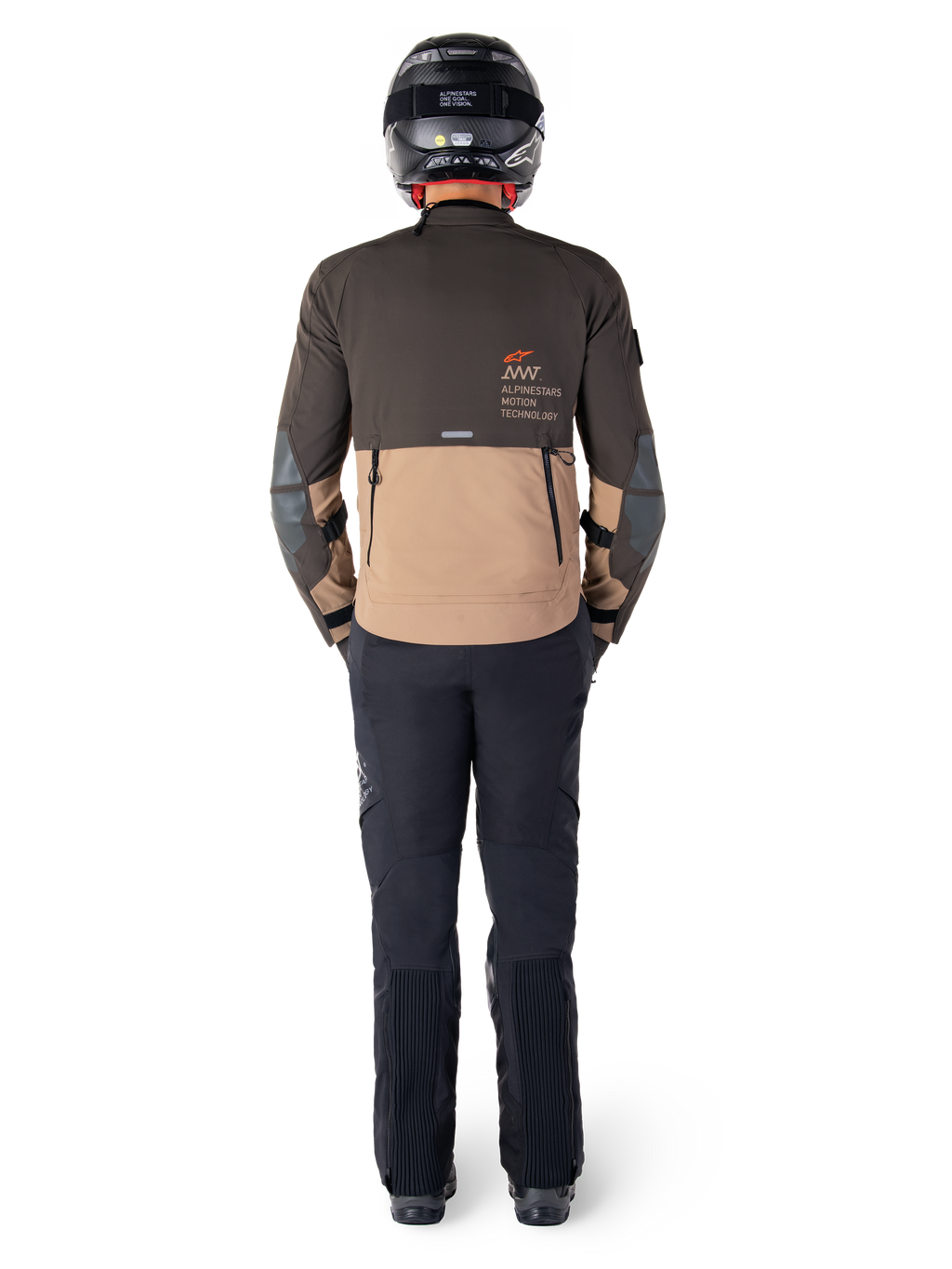 Alpinestars AMT-8 Stretch Drystar® XF-jacka, adventure touring-jacka, mörkbrun och mörkkaki, vy bakifrån som visar Alpinestars Motion Technology-logotyp på ryggen, bärs med svarta byxor och svart helhjälm, stretchigt prestandatextil för äventyrsmotorcykelutrustning