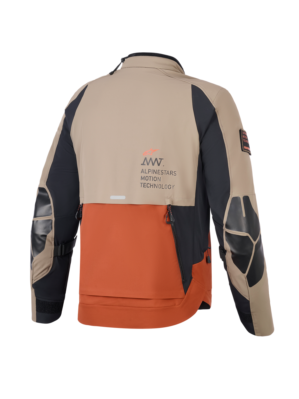 Alpinestars AMT-8 Stretch Drystar® XF-jacka, Walnut Rust Black, vy bakifrån som visar beige och rostfärgade paneler med svarta ärmar, Alpinestars Motion Technology-logotyp på ryggen, förstärkta armbågspaneler och ryggventilation i shingle-design för äventyrskörning med motorcykel