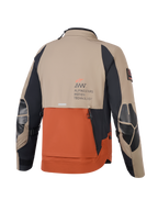 Alpinestars AMT-8 Stretch Drystar® XF-jacka, Walnut Rust Black, vy bakifrån som visar beige och rostfärgade paneler med svarta ärmar, Alpinestars Motion Technology-logotyp på ryggen, förstärkta armbågspaneler och ryggventilation i shingle-design för äventyrskörning med motorcykel