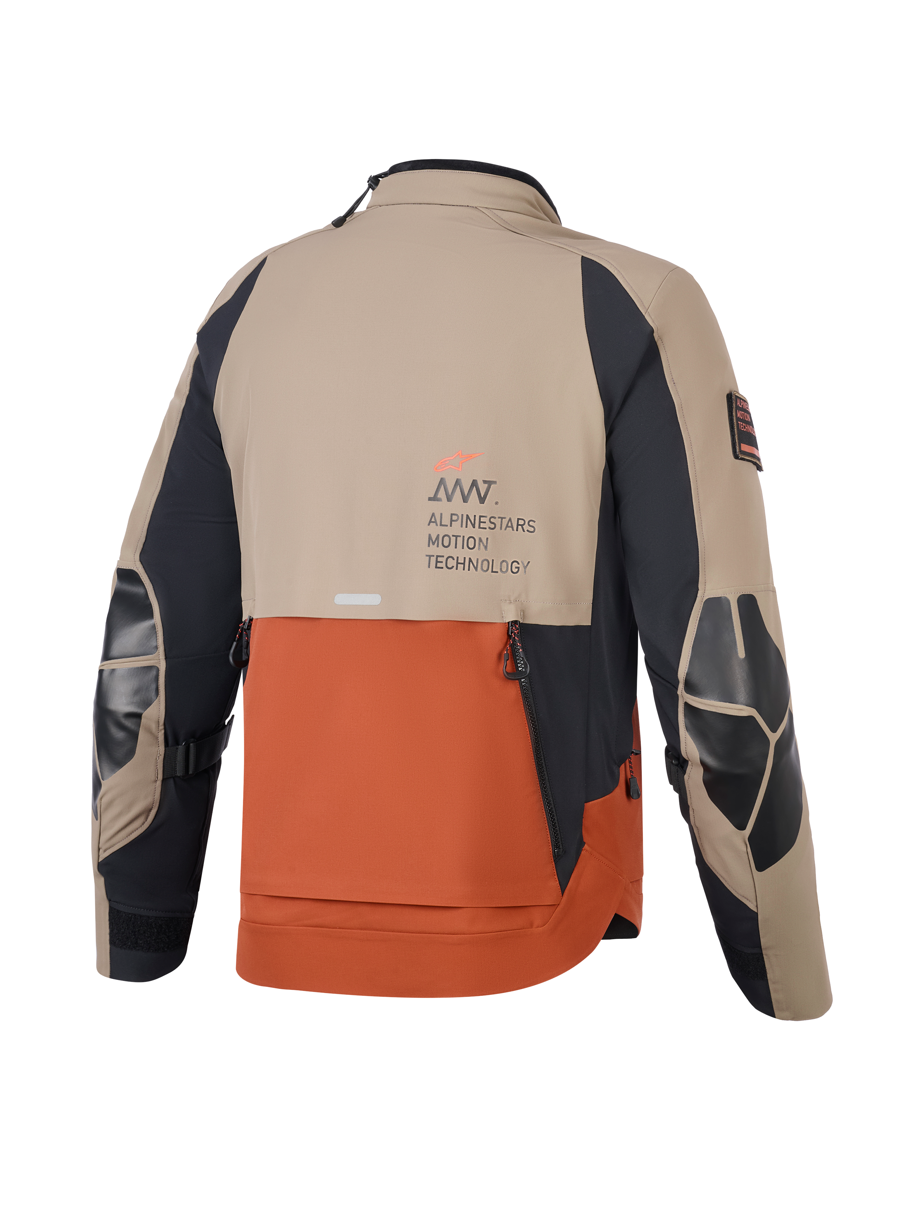 Alpinestars AMT-8 Stretch Drystar® XF-jacka, Walnut Rust Black, vy bakifrån som visar beige och rostfärgade paneler med svarta ärmar, Alpinestars Motion Technology-logotyp på ryggen, förstärkta armbågspaneler och ryggventilation i shingle-design för äventyrskörning med motorcykel