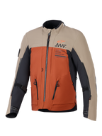 Alpinestars AMT-8 Stretch Drystar® XF Jacka, äventyrsmotorcykeljacka, färgsättningen Walnut Rust Black med beigea övre paneler, rostorange torso och svarta detaljer, framträdande ventilationsdragkedjor och AMT-logotyp på bröstet