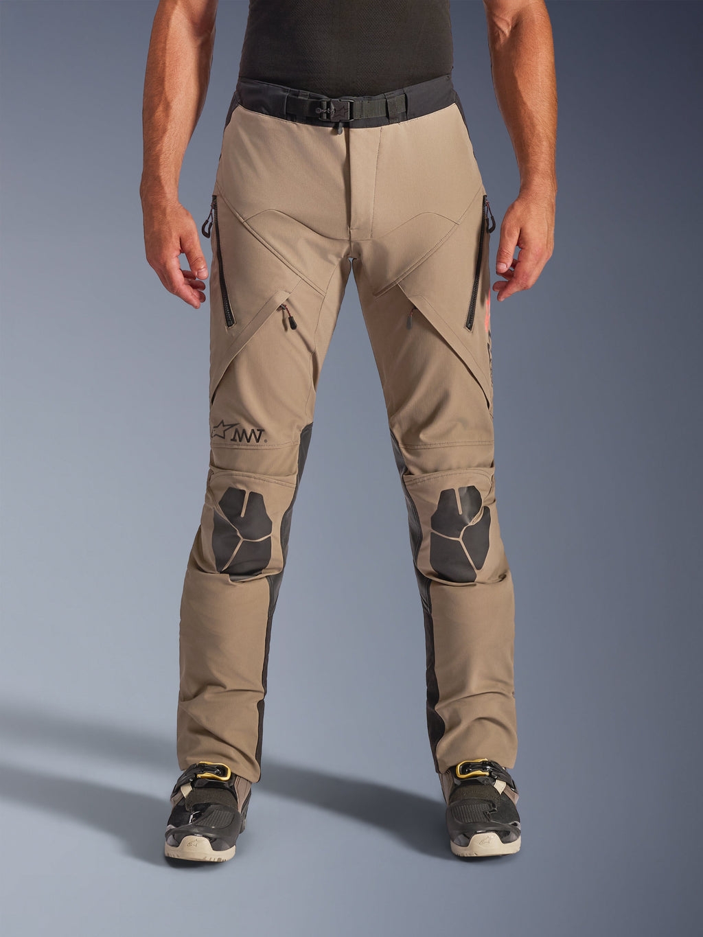 Alpinestars AMT-8 Stretch Drystar® XF-byxor, äventyrsbyxor i valnöt och svart, med ventilationsöppningar med dragkedja på låren, svarta förstärkta knäpaneler och ett justerbart midjebälte, designade för touring i alla väder.