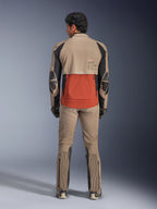 Alpinestars AMT-8 Stretch Drystar® XF-jacka, Walnut Rust Black, ryggvy på en förare med matchande adventure-byxor och handskar, med en framträdande rostfärgad bakpanel, valnötsfärgade övre sektioner och svarta stretchdetaljer, designad för långdistans touring.