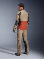 Alpinestars AMT-8 Stretch Drystar® XF-jacka, äventyrsmotorcykeljacka, valnöt, rost och svart, baksida på modell som bär matchande äventyrsbyxor och stövlar, textilutrustning med hög andningsförmåga för touring