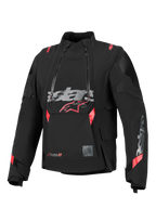 Alpinestars Halo Pro Drystar® XF Laminerad Jacka, svart med röda och grå detaljer, med dubbla asymmetriska vattentäta dragkedjor framtill, en stor logotyp på bröstet och en modulär teknisk textilkonstruktion för äventyrskörning.