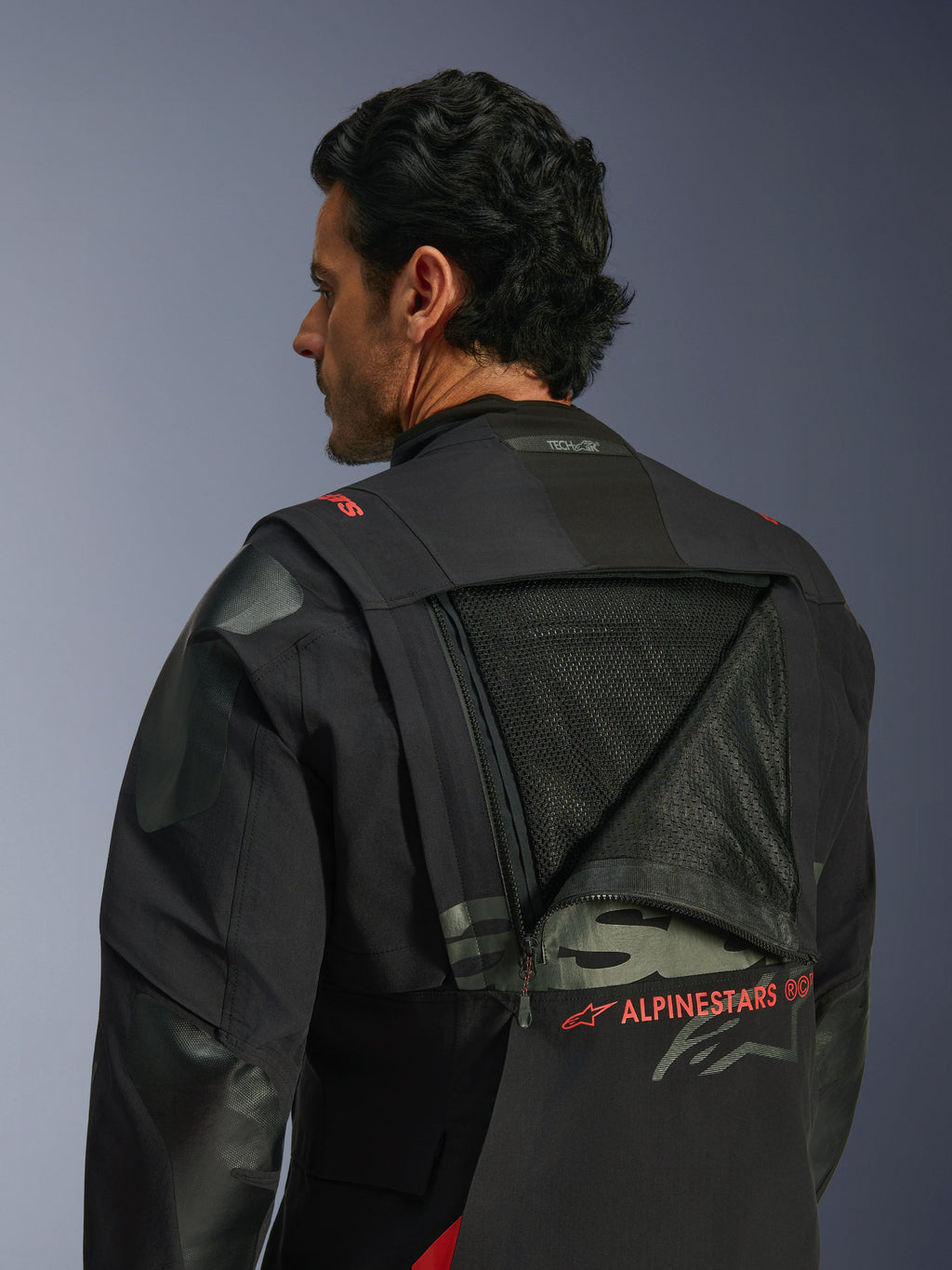 Alpinestars Halo Pro Drystar® XF laminerad jacka, äventyrsmotorcykeljacka, Black Dark Shadow, baksida med öppen modulär ventilationspanel som visar ett stort meshparti, röd Alpinestars-branding, Tech-Air® Ready-logotyp på kragen, slitstark textilkonstruktion för terrängkörning.