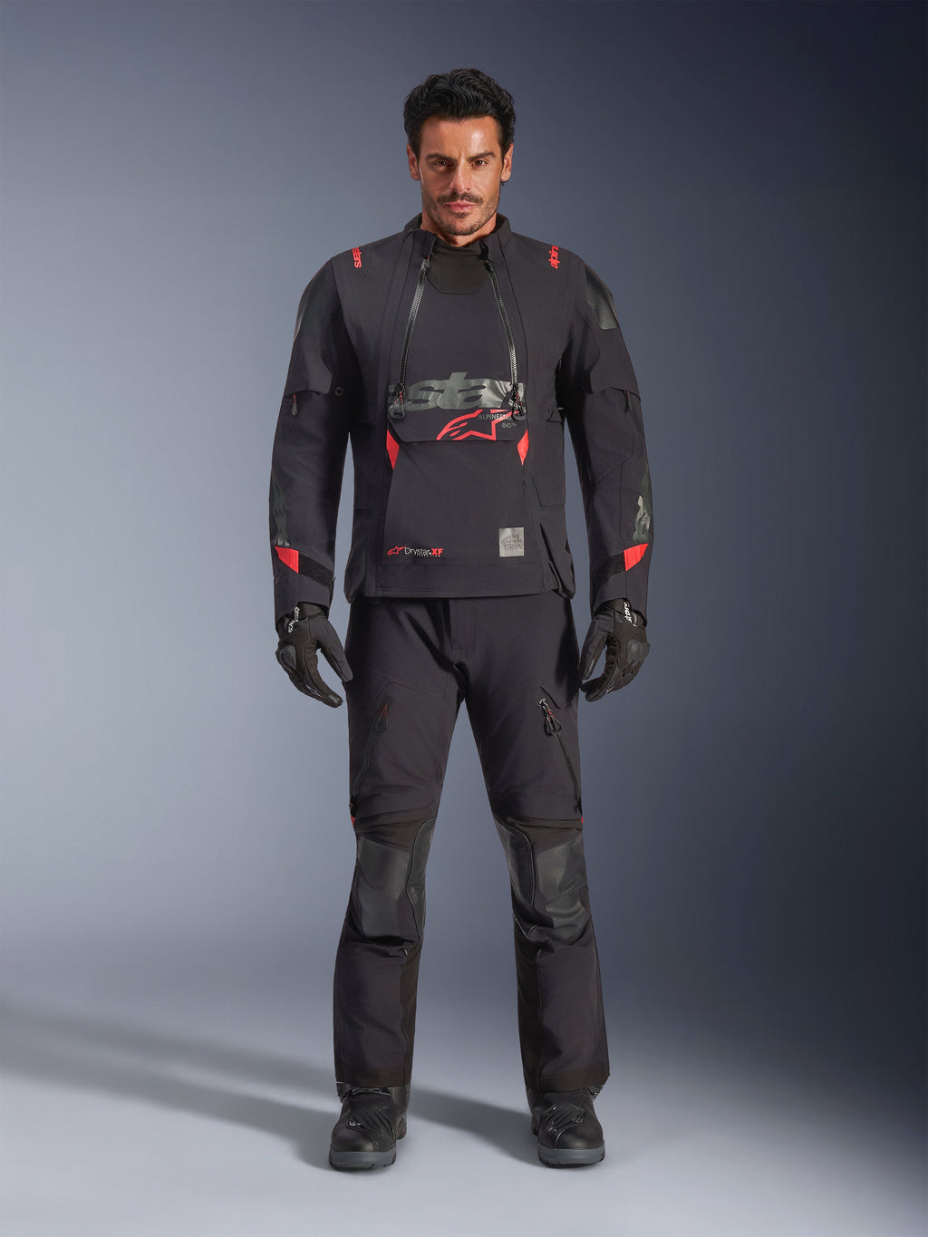 Alpinestars Halo Pro Drystar® XF laminerad jacka, Black Dark Shadow med röda accenter, motorcykelställ för äventyrskörning inklusive matchande byxor och handskar, modulär textildesign med främre ventilationspaneler och framträdande logotyp på bröstet