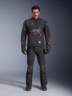 Alpinestars Halo Pro Drystar® XF laminerad jacka, Black Dark Shadow med röda accenter, motorcykelställ för äventyrskörning inklusive matchande byxor och handskar, modulär textildesign med främre ventilationspaneler och framträdande logotyp på bröstet