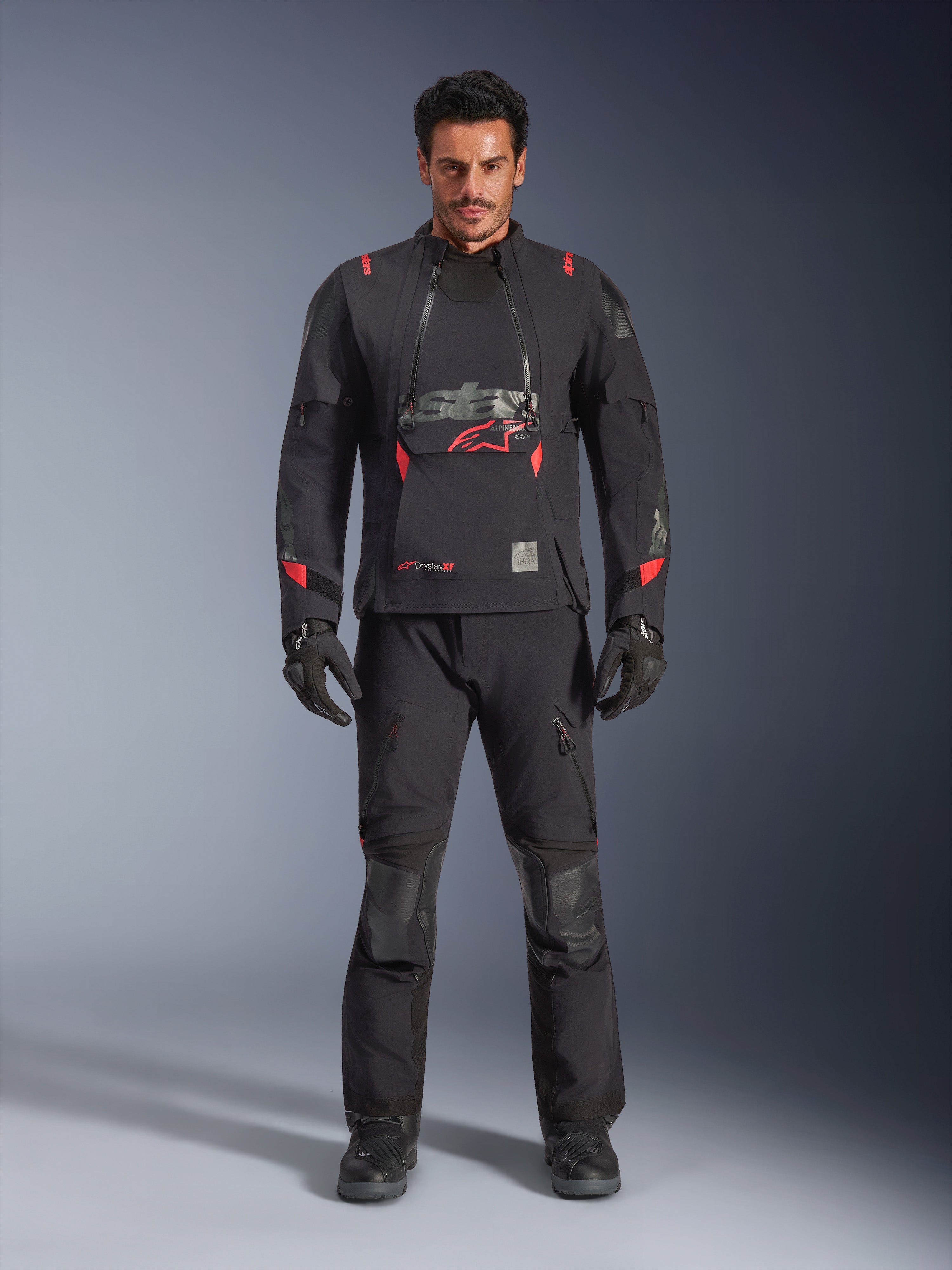 Alpinestars Halo Pro Drystar® XF laminerad jacka, Black Dark Shadow med röda accenter, motorcykelställ för äventyrskörning inklusive matchande byxor och handskar, modulär textildesign med främre ventilationspaneler och framträdande logotyp på bröstet