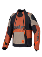 Alpinestars Halo Pro Drystar® XF laminerad jacka, äventyrsjacka för motorcykel, Walnut Rust Black, frontvy med modulär bröstpanel med dubbla vattentäta dragkedjor, robust textilkonstruktion med beigea och orangea paneler.