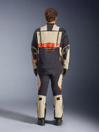 Alpinestars Halo Pro Drystar® XF laminerad jacka, adventure-motorcykeljacka, Mastic Black med orange logotyp, vy bakifrån som visar stor rygglogotyp och modulära ventilationsdragkedjor, bärs med matchande äventyrsbyxor för prestanda i all terräng