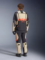 Alpinestars Halo Pro Drystar® XF laminerad jacka, Mastic Black, vy bakifrån, äventyrsmotorcykeljacka med stor orange 'astars'-logotyp över ryggen, bärs med matchande tekniska byxor och stövlar, modulär design för mångsidig terräng