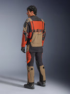 Alpinestars Halo Pro Drystar® XF laminerad jacka, Walnut Rust Black äventyrsmotorcykeljacka, vy bakifrån bärs med matchande byxor och svarta stövlar, med tekniskt 3L-stretchmaterial, modulära ventilationspaneler och orange logotyp på ryggen