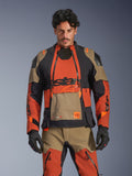 Alpinestars Halo Pro Drystar XF laminatjacka, äventyrsmotorcykeljacka i rostbrun, svart och brun, buren av en modell i framifrån med vattentät laminatkonstruktion och modulär ventilation