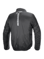 Alpinestars Hurricane Rain V2-jacka, vattentät regnjacka för motorcykel, svart, vy bakifrån med en stor vertikal vit Alpinestars-logotyp och ordmärke mitt på ryggen, lätt laminerat material med elastiska muddar och midja