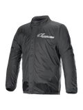 Alpinestars Hurricane Rain V2-jacka, regnjacka för motorcykel, svart, vit Alpinestars-logotyp på bröstet, hög krage, dragkedja fram med skyddande klaff, elastiska muddar och nederkant, vattentätt laminerat material