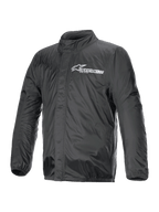 Alpinestars Hurricane Rain V2-jacka, regnjacka för motorcykel, svart, vit Alpinestars-logotyp på bröstet, hög krage, dragkedja fram med skyddande klaff, elastiska muddar och nederkant, vattentätt laminerat material