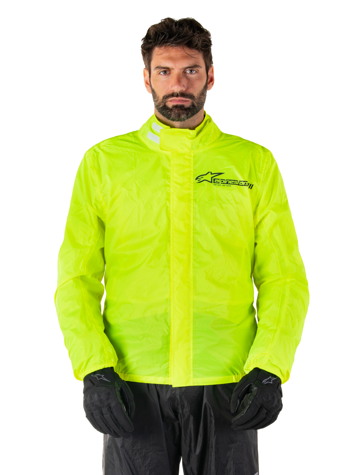 Alpinestars Hurricane Rain V2 jacka, motorcykelregnjacka, neongul, bärs av en modell med svarta byxor och handskar, hög krage med reflekterande detaljer, främre vindslå med Alpinestars-logotyp, vattentät utrustning med hög synlighet