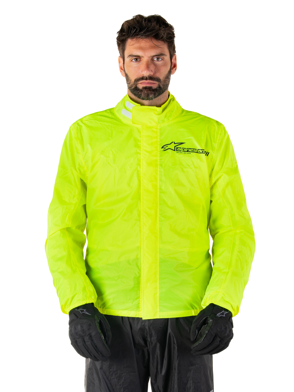 Alpinestars Hurricane Rain V2 jacka, motorcykelregnjacka, neongul, bärs av en modell med svarta byxor och handskar, hög krage med reflekterande detaljer, främre vindslå med Alpinestars-logotyp, vattentät utrustning med hög synlighet