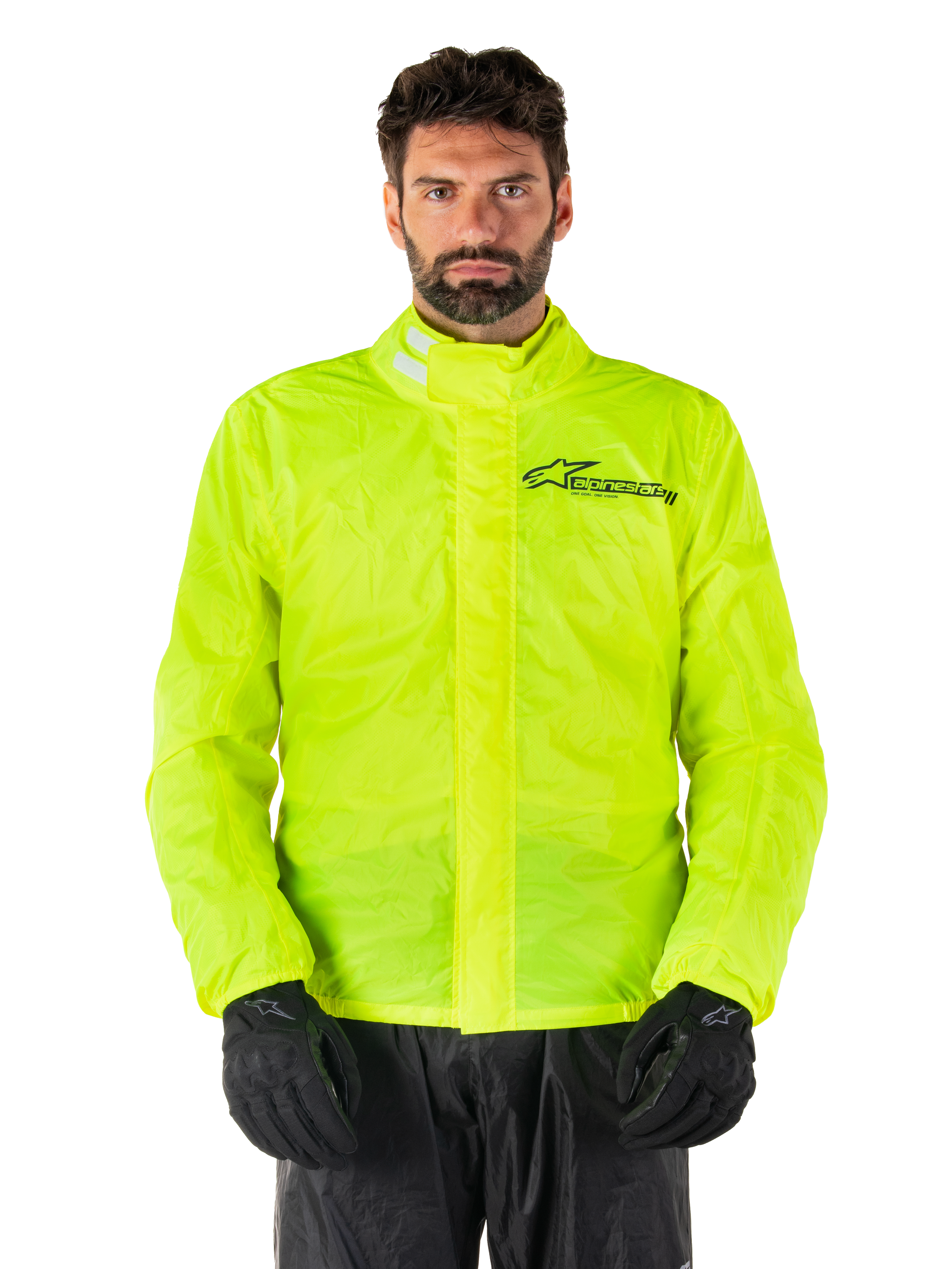 Alpinestars Hurricane Rain V2 jacka, motorcykelregnjacka, neongul, bärs av en modell med svarta byxor och handskar, hög krage med reflekterande detaljer, främre vindslå med Alpinestars-logotyp, vattentät utrustning med hög synlighet