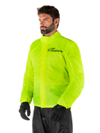 Alpinestars Hurricane Rain V2-jacka, Yellow Fluo, högvisibel fluorescerande gul vattentät regnjacka för motorcykel, främre dubbel klaffstängning, Alpinestars-logotyp på bröstet, lätt och packbar design för körning i vått väder