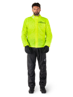 Alpinestars Hurricane Rain V2 jacka och byxor, neongult och svart vattentätt regnställ för motorcykel buret med svarta handskar och stövlar, med Alpinestars-logotyp på bröstet och benet