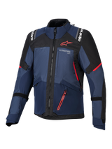 Alpinestars Andes V4 Drystar®-jacka, motorcykeljacka, Night Navy, Mood Indigo och svart, vy framifrån som visar röda detaljer och vit Alpinestars-logotyp på bröstet och axlarna, hållbar textilutrustning för äventyrskörning.