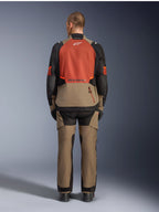 Alpinestars Andes V4 Drystar®-jacka, Walnut Rust Black, baksida av motorcykeljacka för touring med rostfärgad övre ryggpanel och valnötsfärgad nedre sektion, bärs med matchande äventyrsbyxor och svarta stövlar.