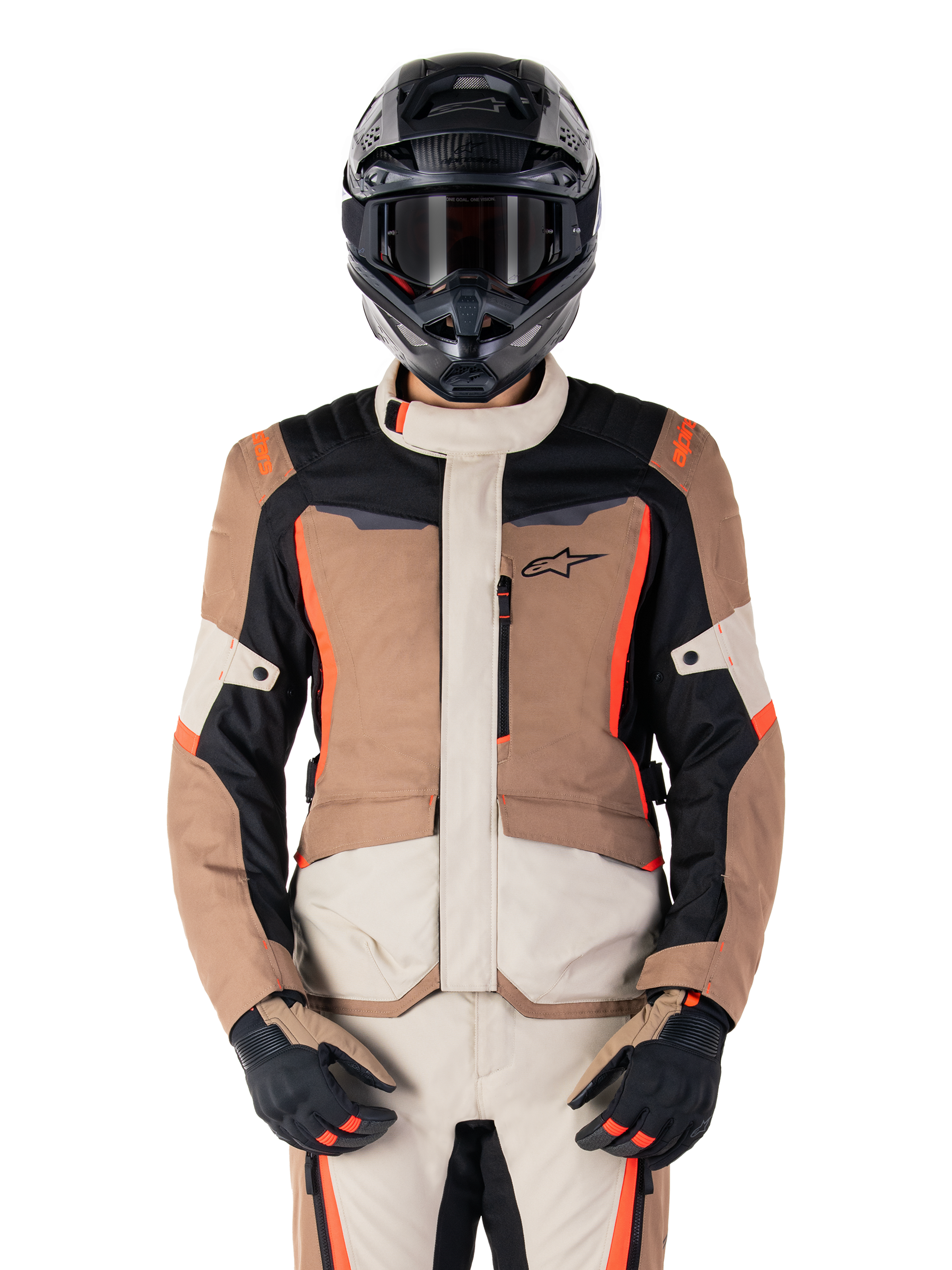 Alpinestars ST-1 Waterproof Jacket, adventure touring-jacka, mörk khaki och sand med svarta och fluorescerande röda detaljer, bärs med matchande byxor, svart adventure-hjälm och handskar, vattentät skyddsutrustning för körning i alla väder