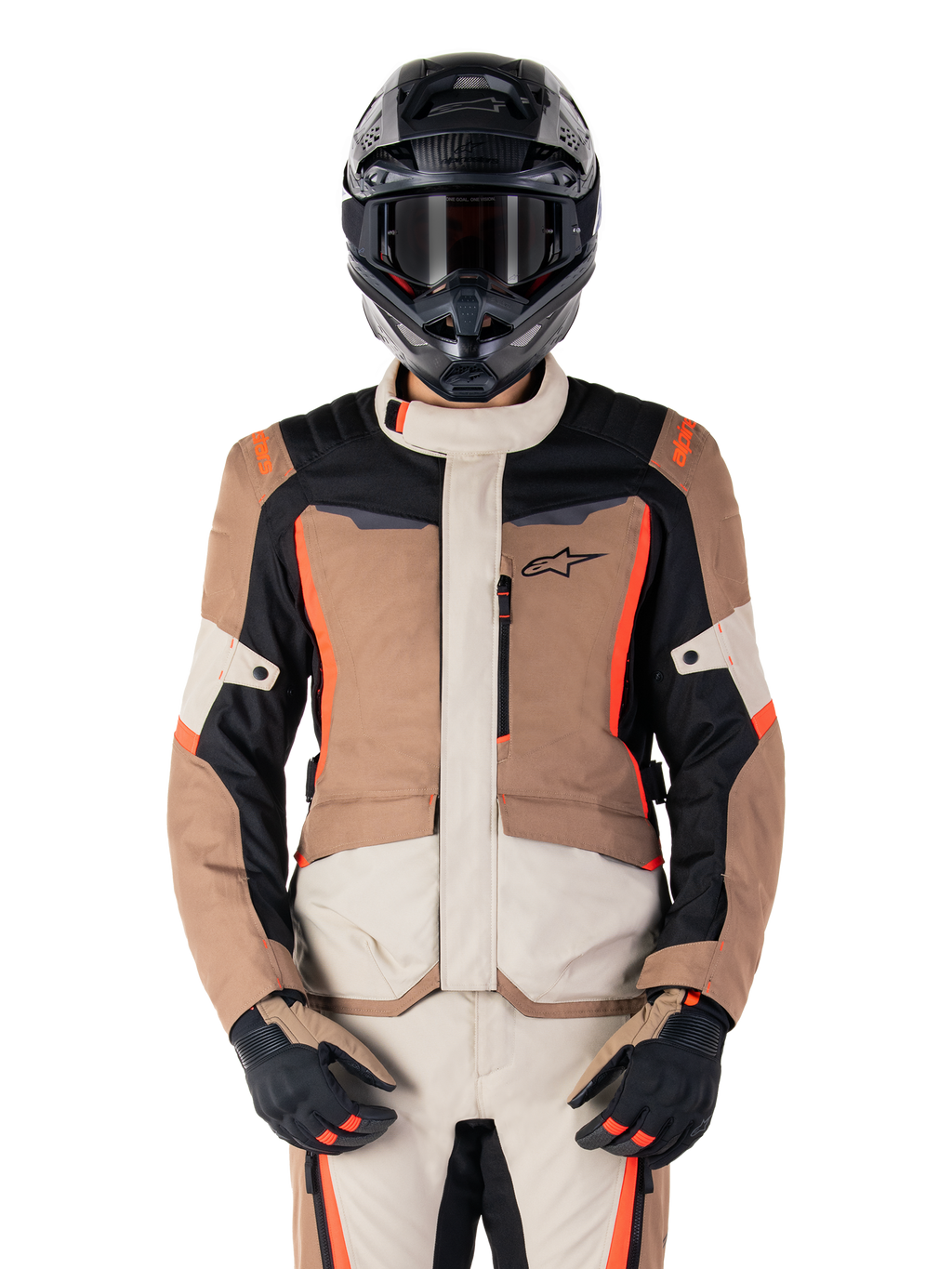 Alpinestars ST-1 Waterproof-jacka, Dark Khaki Sand Black Red Fluo, bärs av en förare med svart hjälm och handskar, adventure touring-utrustning med beige och bruna paneler och lysande röd-fluo detaljer, vy framifrån på vit bakgrund.