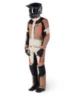 Alpinestars ST-1 Waterproof Jacket, Dark Khaki Sand Black Red Fluo, bärs av en förare i komplett adventure touring-utrustning med matchande byxor, svart hjälm, goggles, handskar och stövlar, teknisk allvädersoutfit för motorcykel