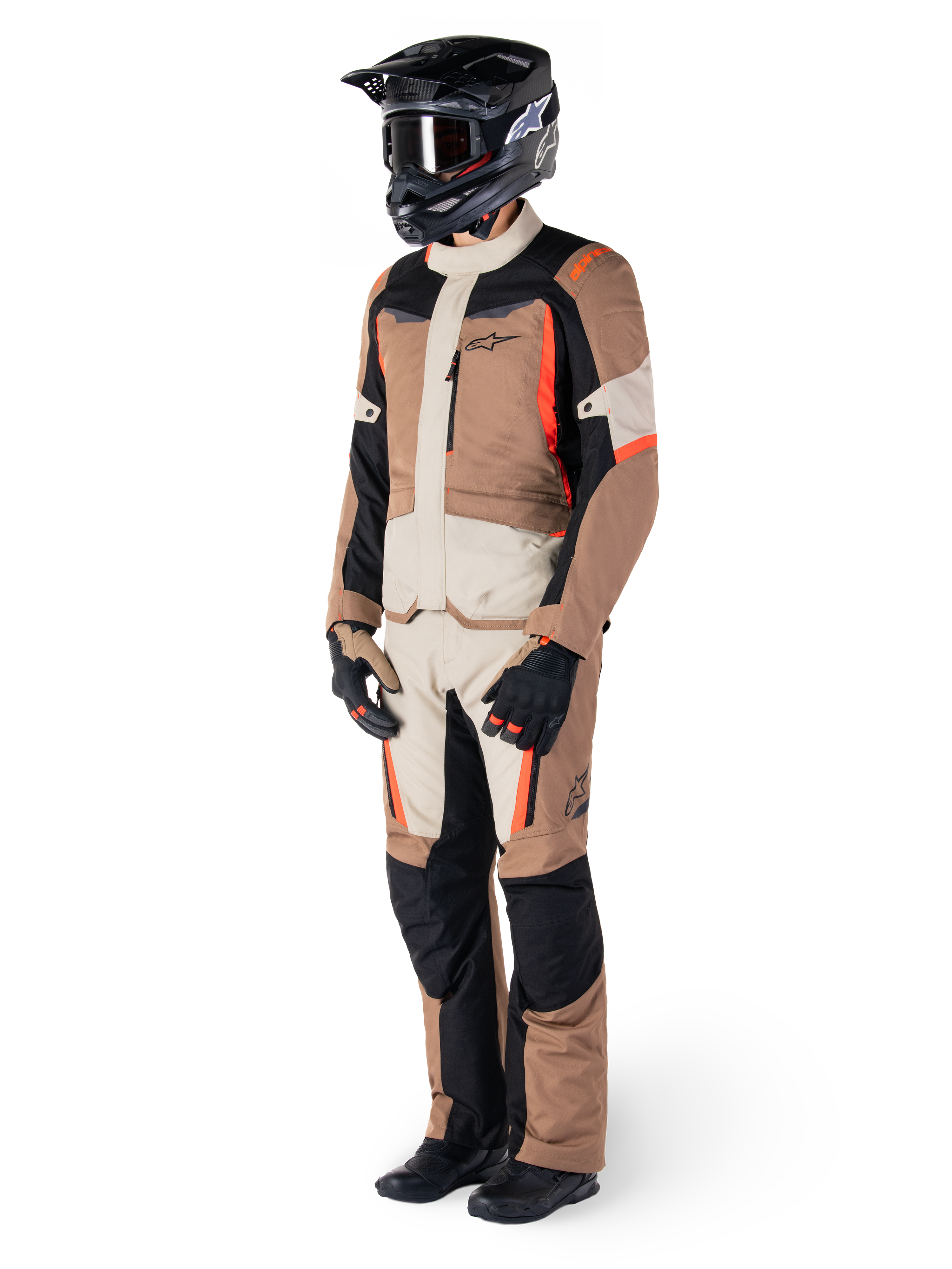 Alpinestars ST-1 Waterproof Jacket, Dark Khaki Sand Black Red Fluo, bärs av en förare i komplett adventure touring-utrustning med matchande byxor, svart hjälm, goggles, handskar och stövlar, teknisk allvädersoutfit för motorcykel