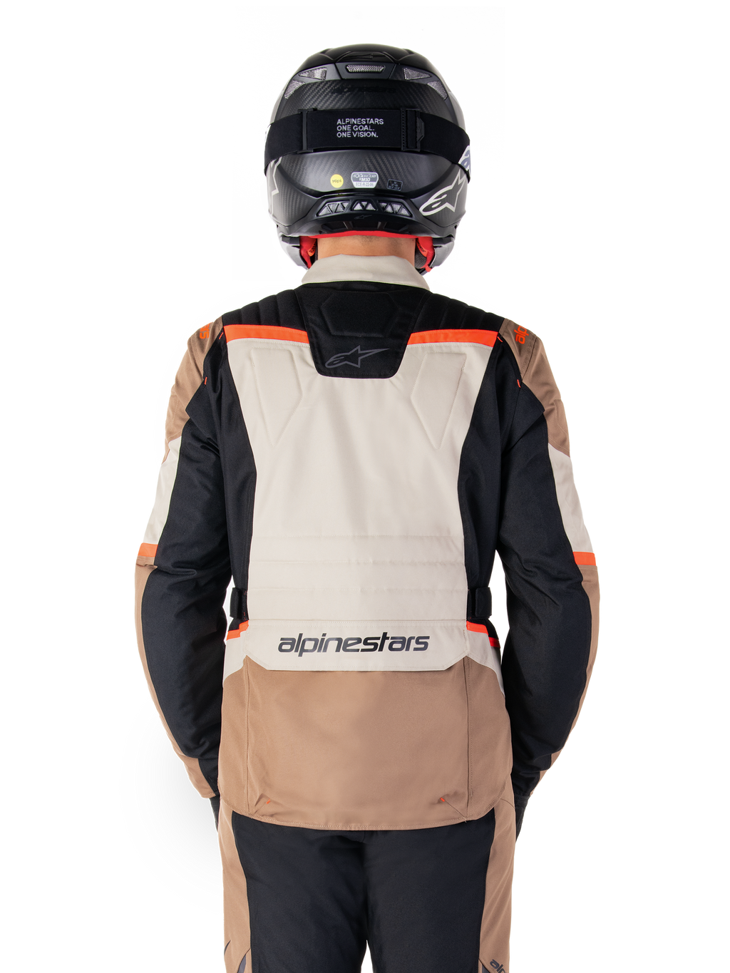 Alpinestars ST-1 Waterproof Jacket, Dark Khaki Sand Black Red Fluo, ryggvy, äventyrstouring-motorcykeljacka med en stor sandfärgad ryggpanel, svarta ärmar och rödfluorescerande detaljer, visas på en förare med en svart hjälm.