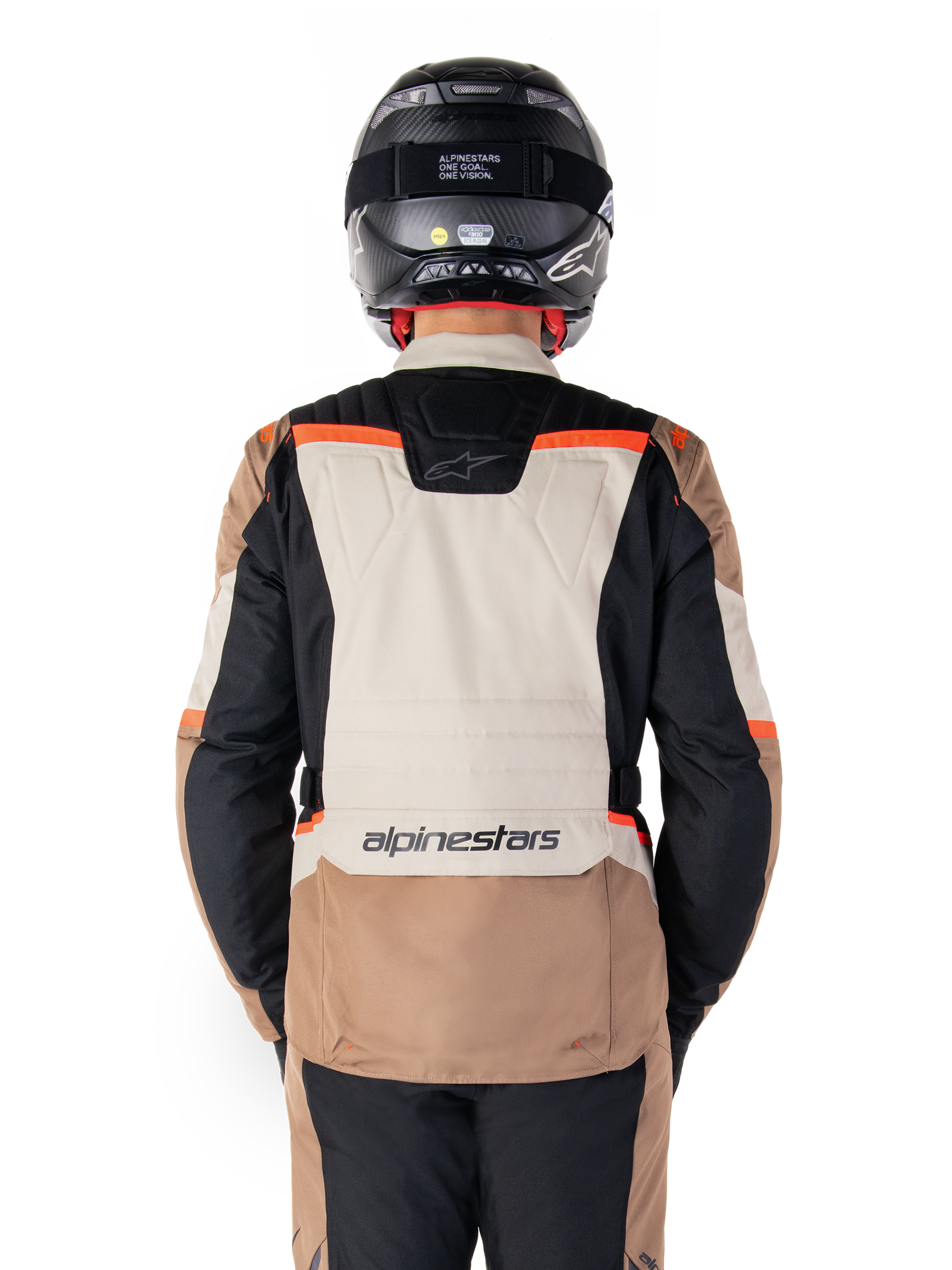 Alpinestars ST-1 Waterproof Jacket, Dark Khaki Sand Black Red Fluo, ryggvy, äventyrstouring-motorcykeljacka med en stor sandfärgad ryggpanel, svarta ärmar och rödfluorescerande detaljer, visas på en förare med en svart hjälm.