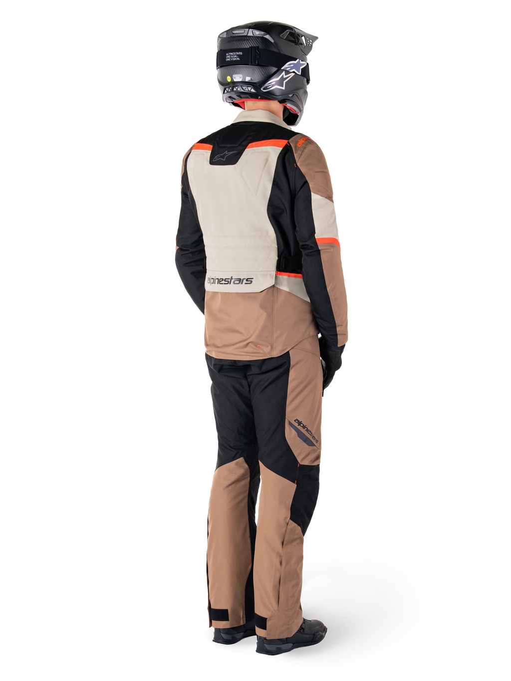 Alpinestars ST-1 Waterproof-jacka, äventyrstouringjacka, mörk khaki, sand, svart och röd fluo, vy bakifrån buren med matchande byxor och svart hjälm, med färgblockerade paneler och fluorescerande röda detaljer.