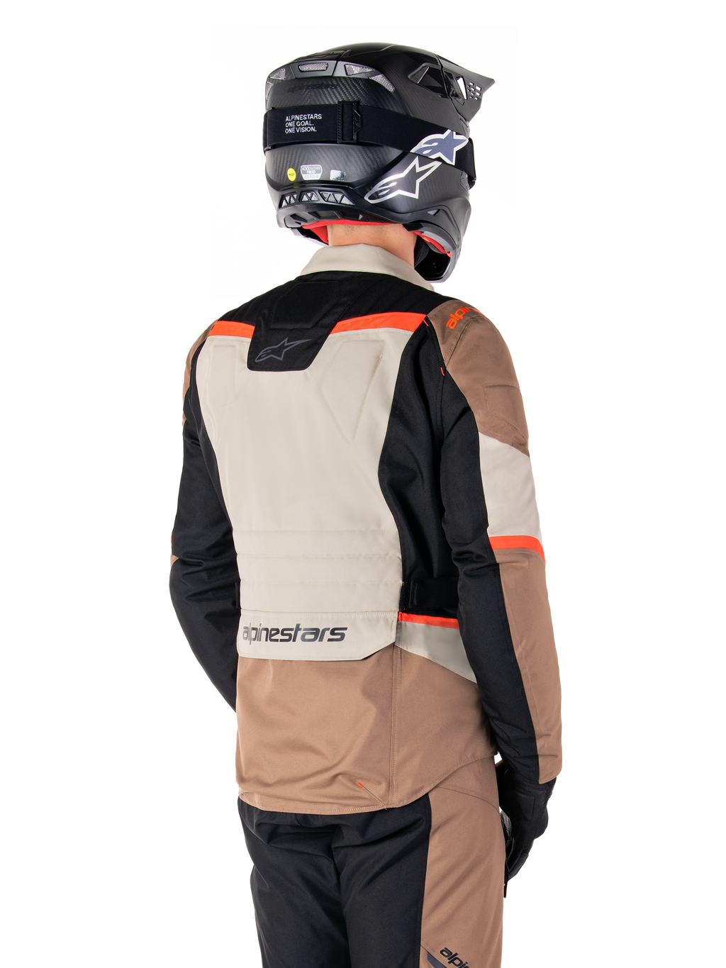 Alpinestars ST-1 Waterproof Jacket, adventure touring-jacka, Dark Khaki Sand Black Red Fluo, ryggvy som visar färgblockerade textilpaneler, fluorescerande röda detaljer och Alpinestars-logotyp på nedre ryggen, bärs av en förare med svart hjälm.