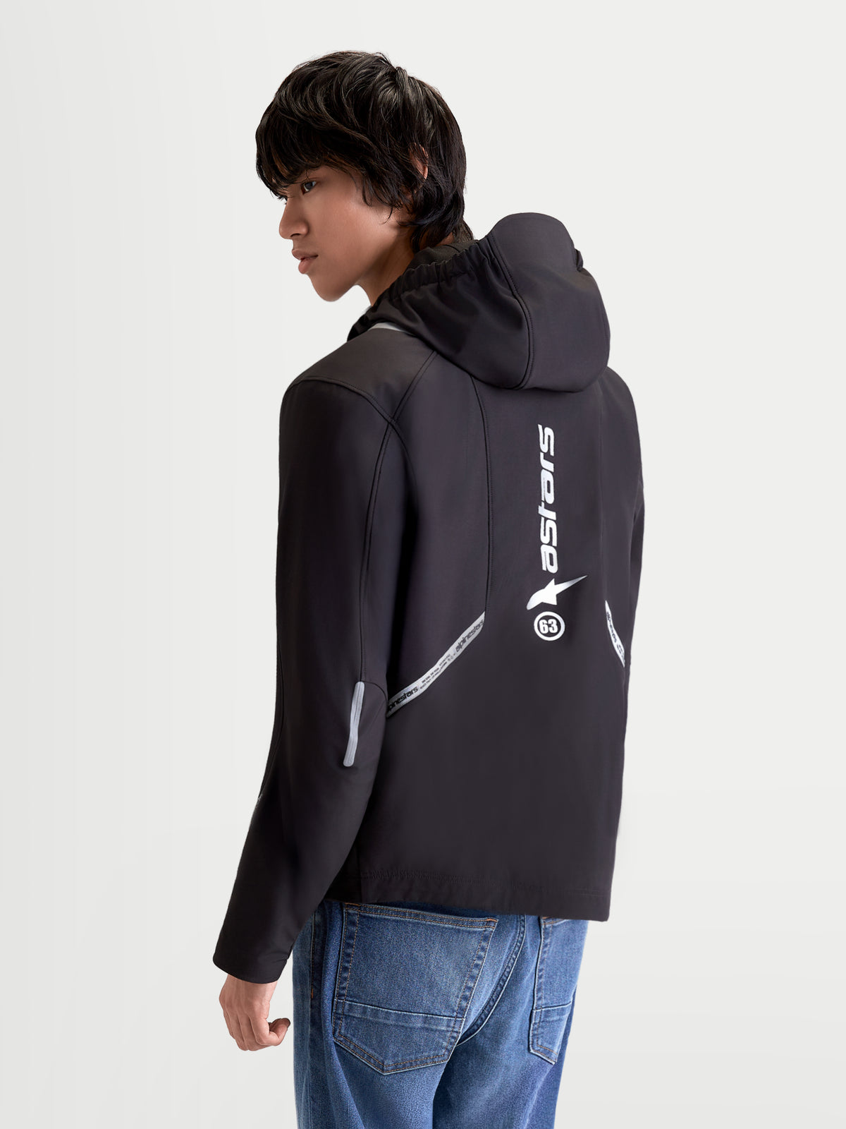 Alpinestars C 5 Drystar jacka, svart motorcykeljacka för herr med integrerad huva, reflekterande detaljer och vertikal logotyptryck på baksidan, vy bakifrån på modell