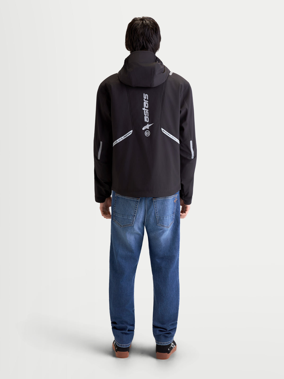 Alpinestars C 5 Drystar jacka, svart motorcykeljacka för herr i urban stil, vy bakifrån på modell med integrerad huva och reflexdetaljer