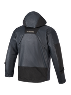 Alpinestars Mospher Waterproof Jacket, motorcykelparka, svart, vy bakifrån som visar integrerad huva och ripstop-tygkonstruktion, MO.ST.EQ-logotyp på övre ryggen, taktisk urban design för körning i alla väder