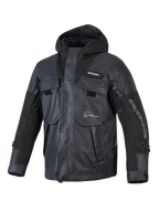 Alpinestars Mospher Waterproof Jacket, svart motorcykelparka, taktisk utility-design med flera stora fickor, ripstop-textilkonstruktion, integrerad huva, vit Alpinestars-logotyp på ärmen och bröstet