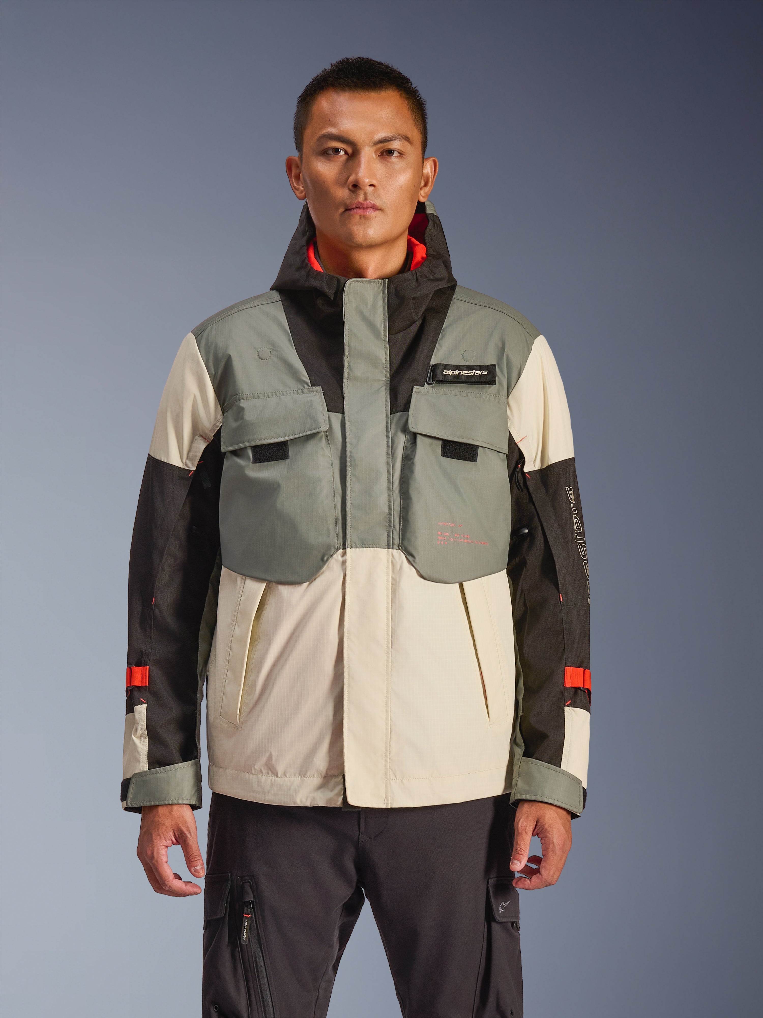Alpinestars Mospher Waterproof Jacket, motorcykeljacka för män, färgblockad i grått, svart och krämvitt, taktiskt inspirerad design med bröstfickor, huva med hög krage, röda detaljer på ärmarna, urban pendlingsutrustning