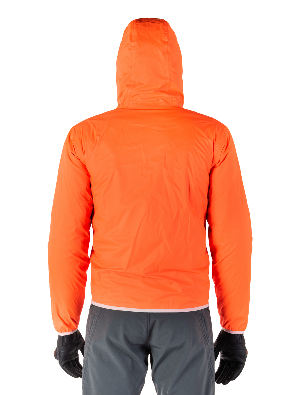Alpinestars Mohobbs Waterproof Jacket, packbart regnskydd i lysande Orange Fluo, baksida av lättviktsjacka med huva, buren tillsammans med mörkgrå MC-byxor och svarta handskar