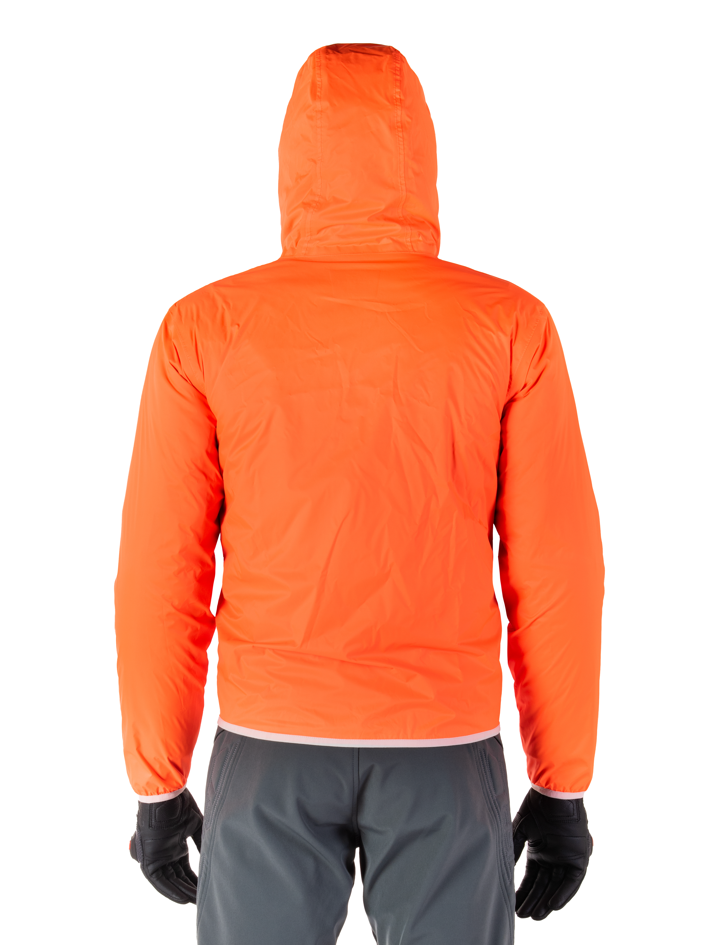 Alpinestars Mohobbs Waterproof Jacket, packbart regnskydd i lysande Orange Fluo, baksida av lättviktsjacka med huva, buren tillsammans med mörkgrå MC-byxor och svarta handskar