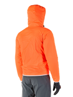 Alpinestars Mohobbs Waterproof Jacket, packbart regnfoder för nödlägen i stark Orange Fluo, vy bakifrån som visar stormsäker huva, bärs med mörkgrå MC-byxor och svarta handskar, lätt vattentät urban motorcykelutrustning