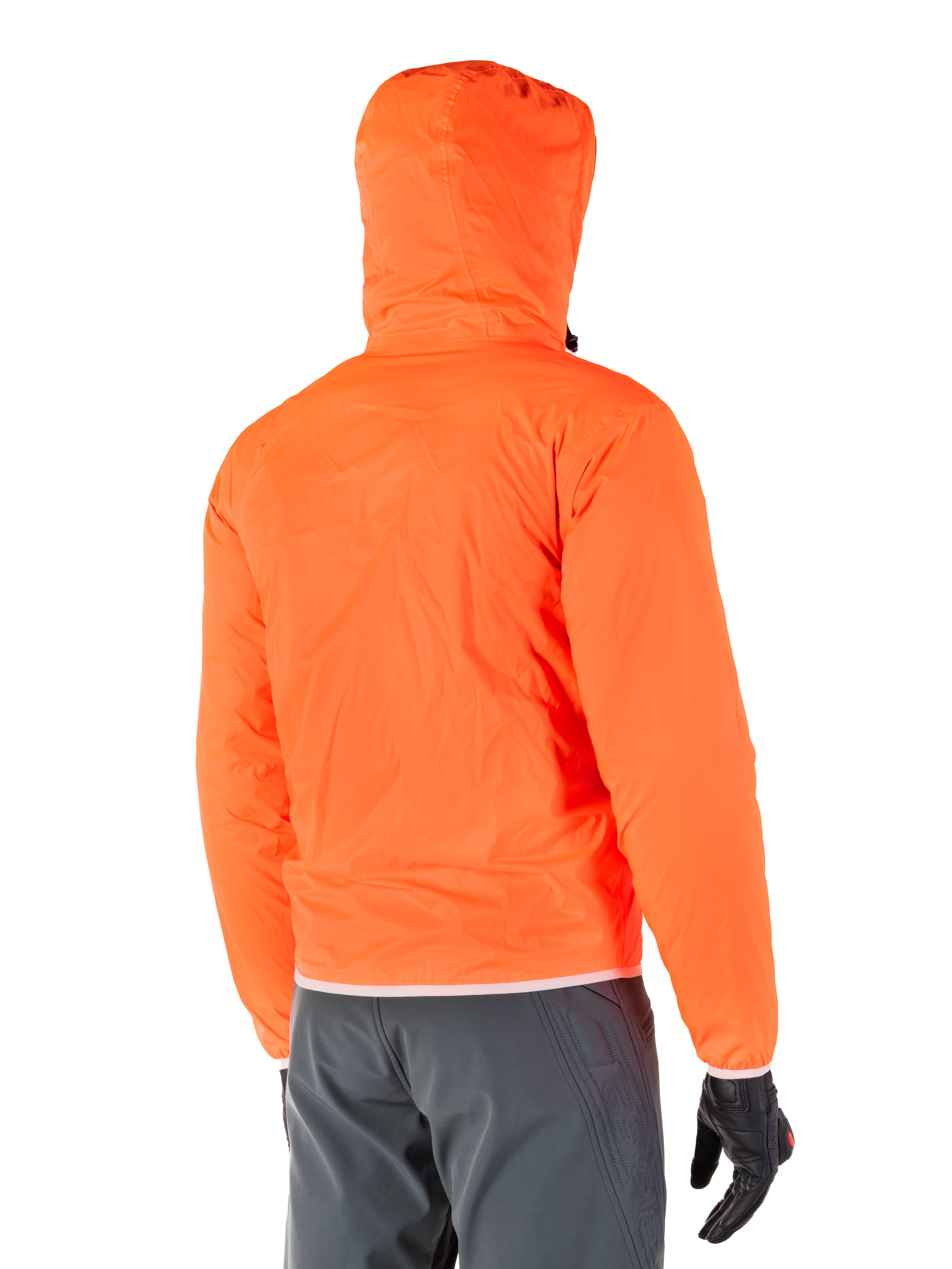 Alpinestars Mohobbs Waterproof Jacket, packbart regnfoder för nödlägen i stark Orange Fluo, vy bakifrån som visar stormsäker huva, bärs med mörkgrå MC-byxor och svarta handskar, lätt vattentät urban motorcykelutrustning