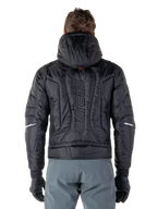 Alpinestars Mohobbs Waterproof Jacket, svart, vy bakifrån som visar quiltad och vadderad konstruktion, vertikalt 'astars'-ordmärke på ryggen, huvan uppe, modern moto-streetwear-stil