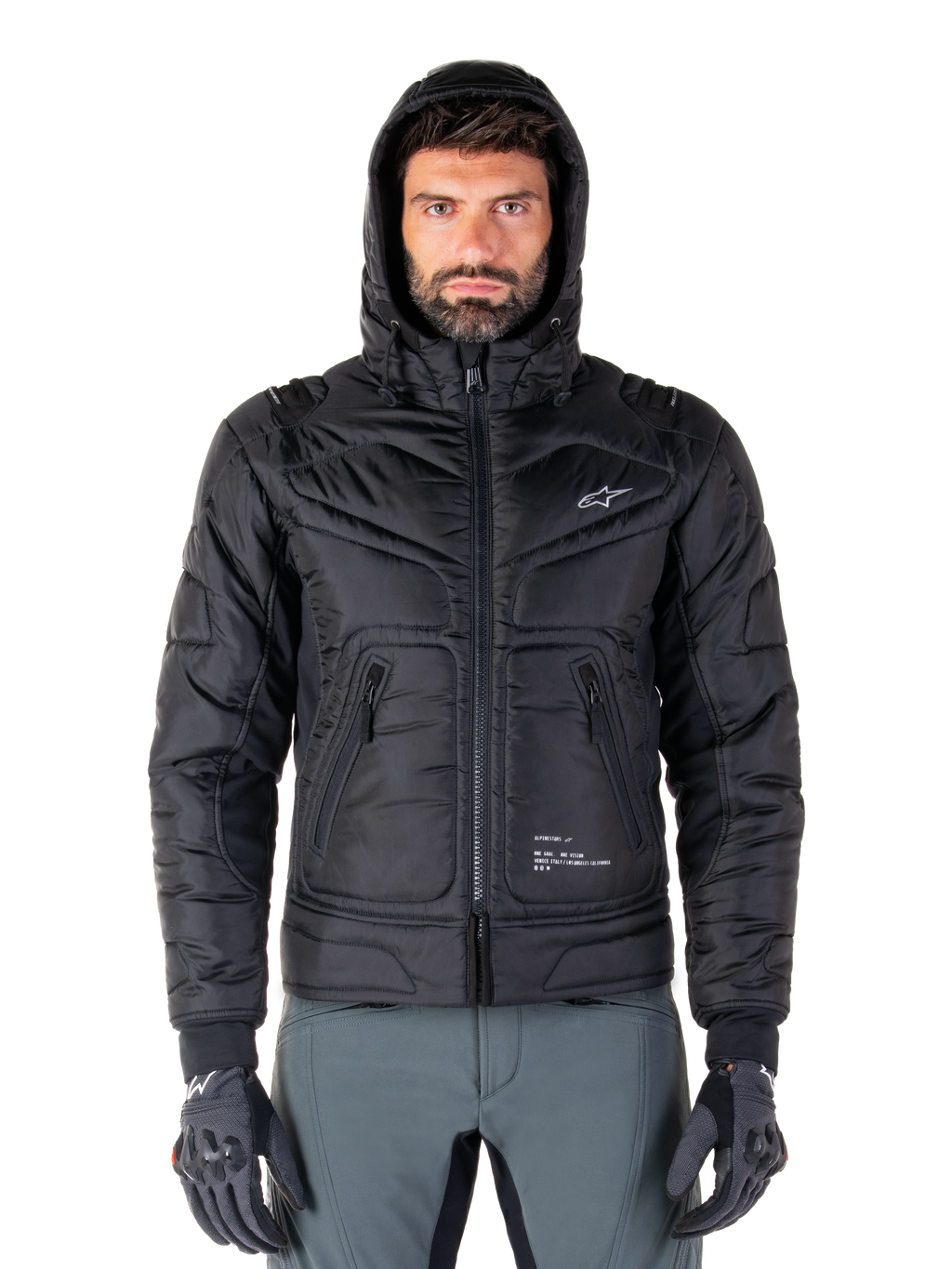 Alpinestars Mohobbs Waterproof Jacket, svart quiltad bomberjacka för motorcykel, design med huva och vit stjärnlogotyp på bröstet, dragkedja framtill, urban streetwear-stil för motorcyklister