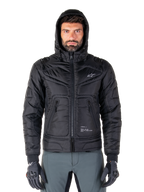 Alpinestars Mohobbs Waterproof Jacket, svart quiltad bomberjacka för motorcykel, design med huva och vit stjärnlogotyp på bröstet, dragkedja framtill, urban streetwear-stil för motorcyklister