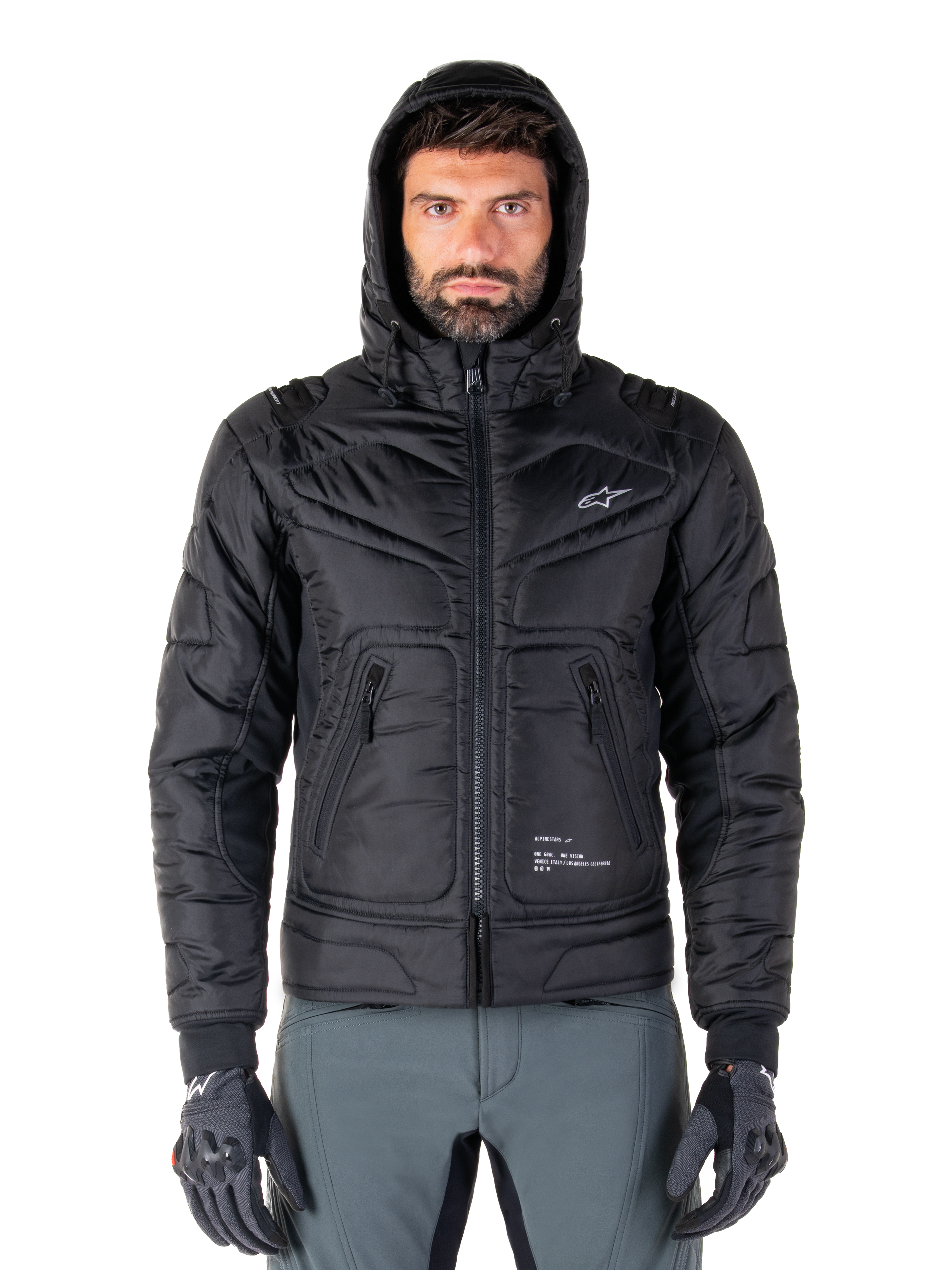 Alpinestars Mohobbs Waterproof Jacket, svart quiltad bomberjacka för motorcykel, design med huva och vit stjärnlogotyp på bröstet, dragkedja framtill, urban streetwear-stil för motorcyklister
