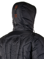 Alpinestars Mohobbs Waterproof Jacket, vadderad bomberjacka för motorcykel, svart och orange fluo, quiltad textur med isolerande vaddering, har huva och dragkedja fram, modern urban streetwear för MC-körning